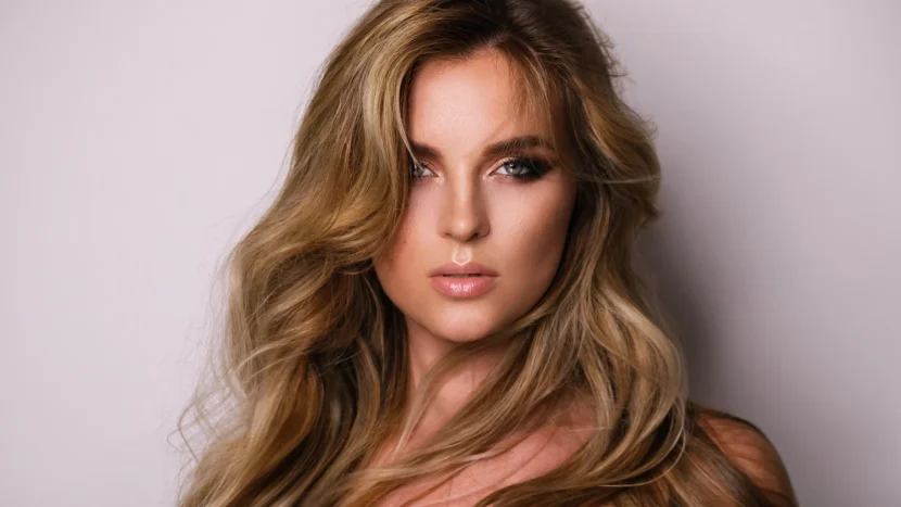 Imagen de una mujer módelo profesional de pelo largo luciendo un peinado con mechas Balayage en tonos dorados