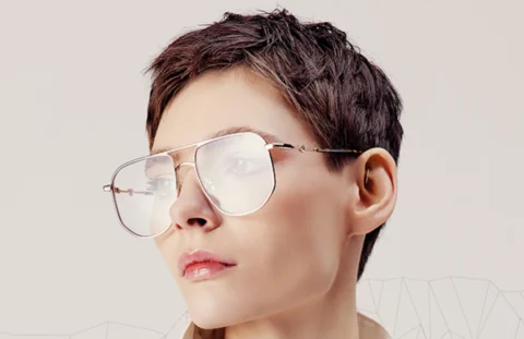 Imagen de una mujer módelo profesional con pelo corto oscuro, maquillaje natural y gafas de montura ligera