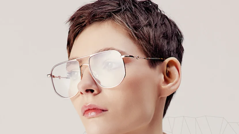 Imagen de una mujer módelo profesional con pelo corto oscuro, maquillaje natural y gafas de montura ligera